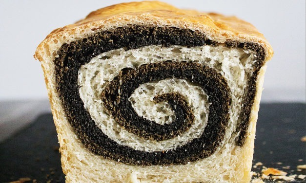 Kruh s brašnima od crnog kima i konoplje